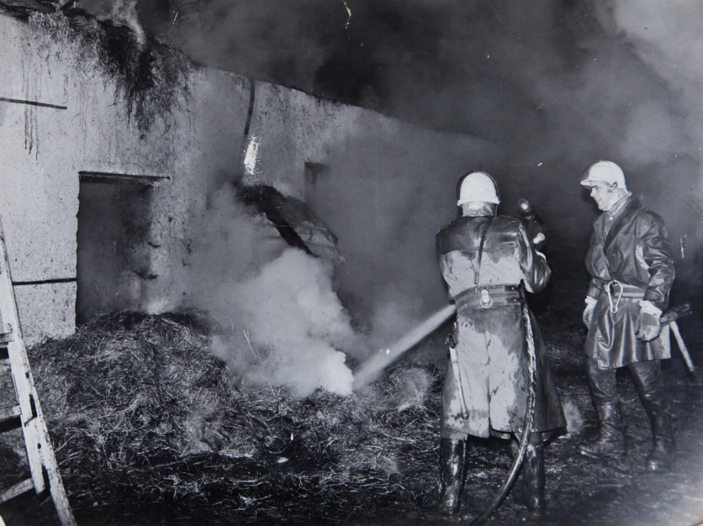 Gasilci med gašenjem požara gospodarskega poslopja s takratno zaščitno opremo - plašče iz gumiranega platna so si izdelovali v lastni režiji