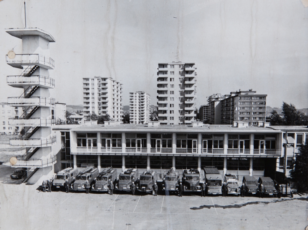 Zavod za gasilsko in požarno reševanje leta 1975 ob prevzemu nove avtolestve s košaro Magirus 30m, ki je zamenjala tedanjo avtolestev Raba Krupp. Lestev magirus je bila v uporabi 35 let, vse do leta 2010, ko jo je zamenjala zdajšnja)