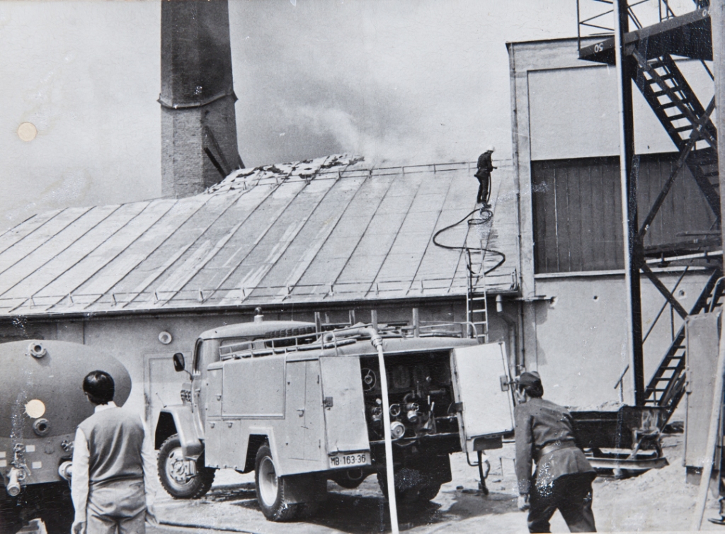 20.5.1987 izbruhne požar v sušilnici opeke (Opekarna košaki). Zaradi eksplozij acetilenskih jeklenk se požar razširi na celotno skladišče