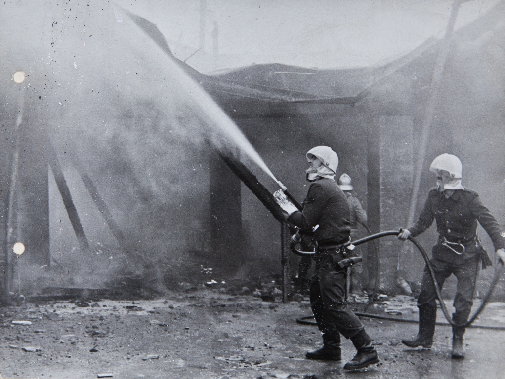 20.5.1987 izbruhne požar v sušilnici opeke (Opekarna košaki). Zaradi eksplozij acetilenskih jeklenk se požar razširi na celotno skladišče