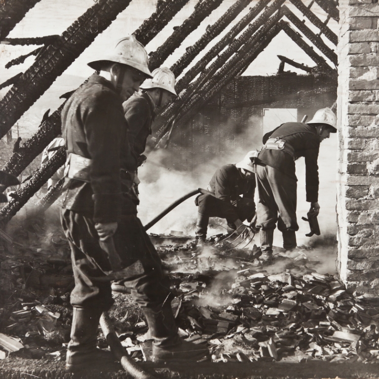 Požar hiše okrog leta 1955. Takratna gasilska milica med dokončno pogasitvijo žarišč