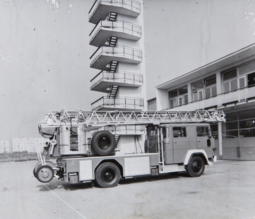 Zavod za gasilsko in požarno reševanje leta 1975 ob prevzemu nove avtolestve s košaro Magirus 30m, ki je zamenjala tedanjo avtolestev Raba Krupp. Lestev magirus je bila v uporabi 35 let, vse do leta 2010, ko jo je zamenjala zdajšnja)