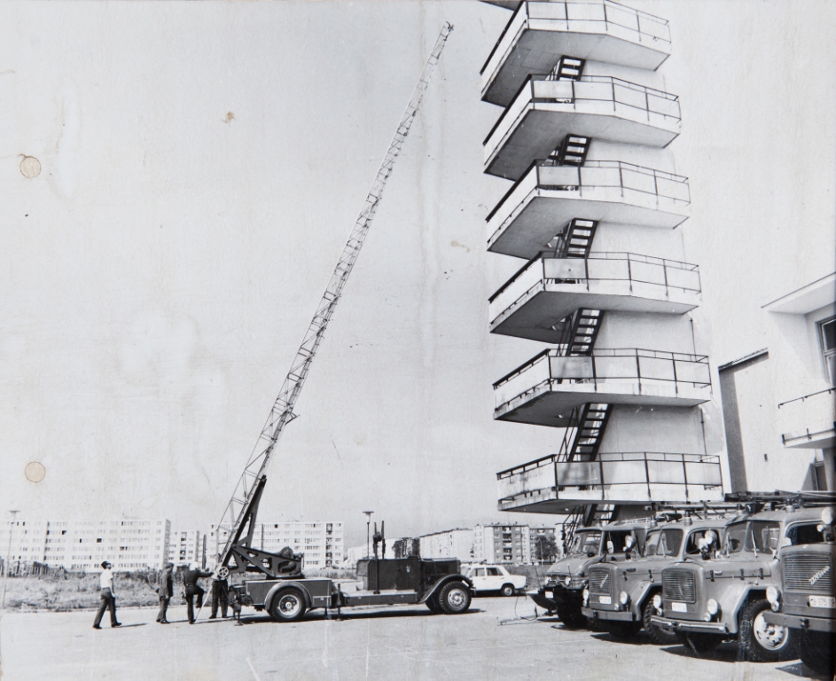 Zavod za gasilsko in požarno reševanje leta 1975 ob prevzemu nove avtolestve s košaro Magirus 30m, ki je zamenjala tedanjo avtolestev Raba Krupp. Lestev magirus je bila v uporabi 35 let, vse do leta 2010, ko jo je zamenjala zdajšnja)