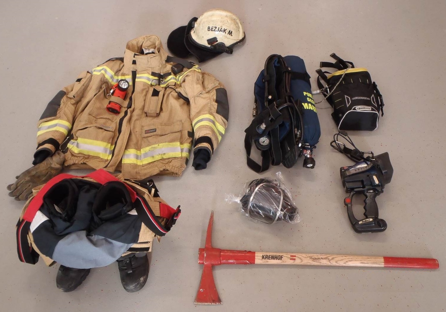 Zaščitna obleka z obvezno dodatno opremo za posredovanje ob požarnih intervencijah